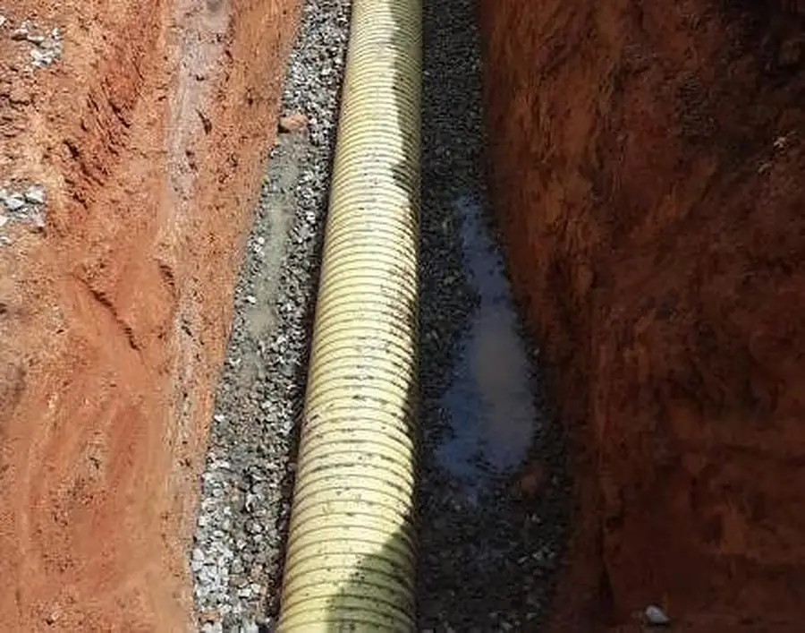 Tubería de alcantarillado instalada en zanja en Caldas