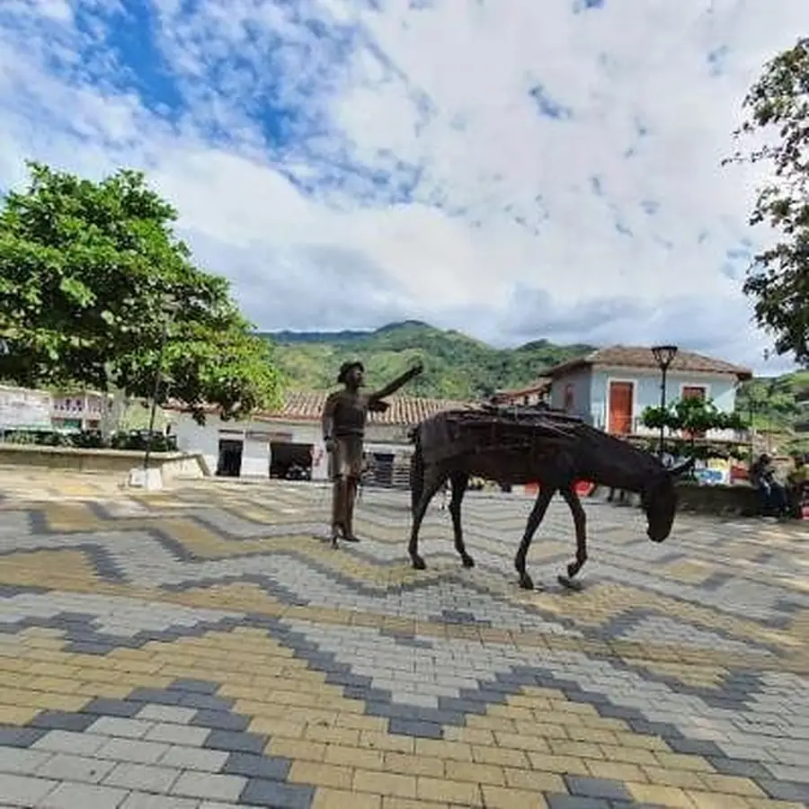 Parque principal de Cisneros con escultura de arriero