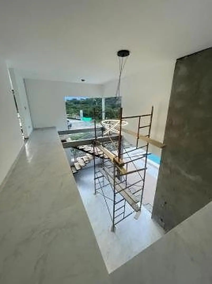 Interior en obra de la casa Reservas del Lago