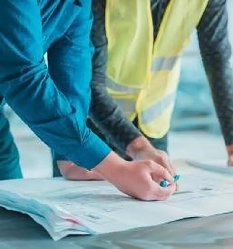 Ingenieros revisando planos en obra